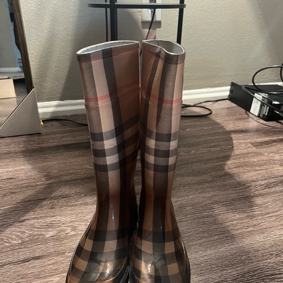 Burberry rain boots - Picture 3 of 5